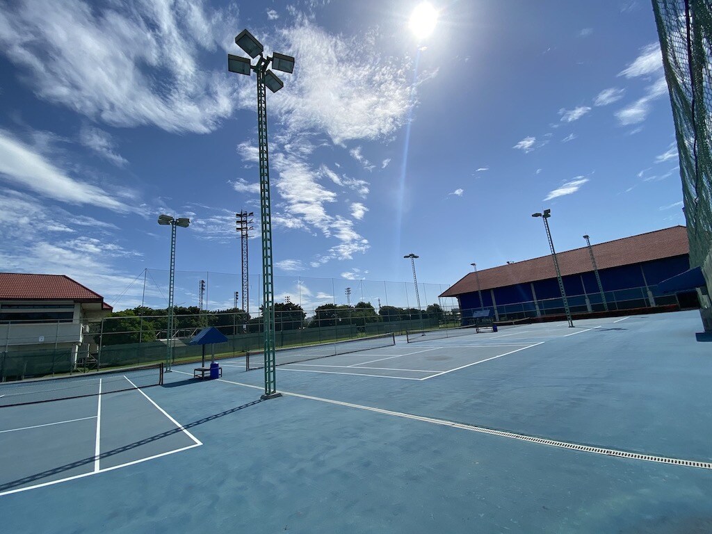 tennis court sunshine